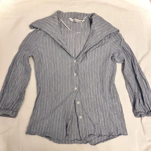 Randig blus / skjorta - En skitsnygg randig blus/skjorta i vit och blå☀️😍  använt bara ett få antal gånger och den är i topp skick! Den är köpt på Zara för 349kr, jättefin att ha på vår/sommar💗