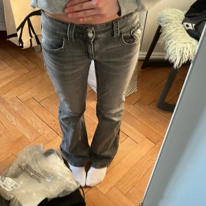 Grå jeans med låg midja - Snygga grå bootcut jeans med låg midja, väldigt fint skick 