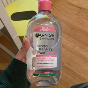 Garnier SkinActive Micellar Cleansing Water - Maxi format av Garnier SkinActive Micellar Cleansing Water All-in-1 för normal och känslig hud. Tar bort smink, rengör och lugnar huden utan att behöva sköljas av. Hypoallergen och parfymfri, tillverkad av återvunnen plast.