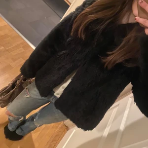 Pälsjacka  - En svart pälsjacka från McGregor som köptes secondhand🌟 frakt tillkommer 
