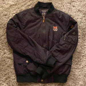 Morris Bomberjacka - Snygg bomberjacka från Morris i färgen navy. Den är i fint skick skulle säga 9/10, inga hål eller defekter. Nypris på CareOfCarl 2699kr mitt pris: 350 skriv gärna över frågor och funderingar, priset kan diskuteras.
