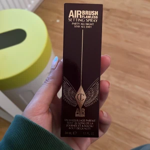 Airbrush Flawless Setting Spray - Airbrush Flawless Setting Spray från Charlotte Tilbury som håller sminket på plats i upp till 16 timmar. Denna spray förhindrar att sminket smälter, bleknar eller veckar sig. Perfekt för att låsa in din look och ge en fräsch finish hela dagen och natten.