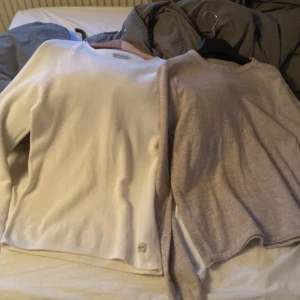 Vit och beige långärmad tröja från Jack&Jones  - 120 KR FÖR EN VALFRI | 300 KR FÖR BÅDA | Två stilrena långärmade tröjor från Jack & Jones. Den ena är vit och den andra är beige, båda med rund hals och enkel design. Perfekta för en minimalistisk look.  Storlek: XL (barnstorlek) Skick 10/10. Den vita är den ända som är använd ett fåtal gånger 