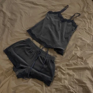 Linne- och shortsset från hunkemöller✨✨ - Blått pyjamasset bestående av ett linne och shorts i mjuk polyester, storlek xs, med smala axelband och spetsdetaljer. Är mer blå i verkligenheten, som sista bilden! Köpta på hunkemöller för något år sedan men bara använt ett fåtal gånger🤍💗