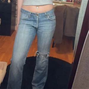 Jeans med hål - Snygga lågmidjade jeans med hål