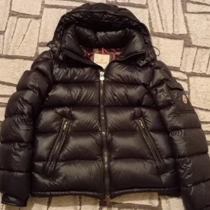 Moncler maya jacka  - Bra kondition Moncler Maya jacka bra för kyliga dagar 