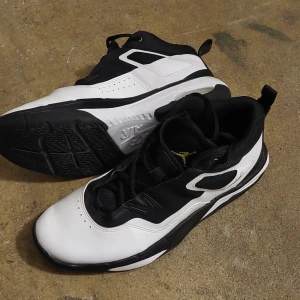 Nike Air sneakers i svart och vitt - Snygga Nike Air sneakers i svart och vitt med en stilren design. Skorna har snörning och en bekväm sula med Nike Air-dämpning för extra komfort. Perfekta för en sportig look.