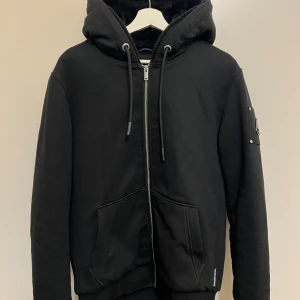 Moose Knuckles Bunny - Helt ny Moose Knuckles Bunny, inga fläckar alls i jättebra skick. Köpt i september för ungefär 4000kr. Kvitto och tags skickas med jackan.