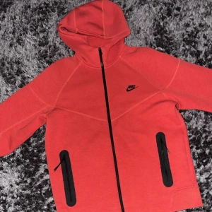 Röd Nike Tech - Säljer min äkta nike tech tröja för rimligt pris (inte min stil längre). Inget trasigt med denna tröjan, inga fläckar, inget jag gömmer från bilderna. Tveka inte på att fråga, jag är öppen för alla frågor om denna produkt. Priset KAN diskuteras‼️‼️