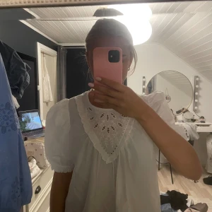 Offwhite blus med puffärmar - Säljer en superfin offwhite blus med puffärmar, den har ett vackert broderat mönster vid halsen☺️Blusen är i nyskick och har en lös passform, den är aldrig använd och prislappen är kvar 🥰😇