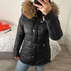 Rockan blue jacka  - Jag säljer min gamla rockanblue vinter jacka då den inte kommer till användning nått mer. Använt under två vintrar, och rävpäls(äktapäls).