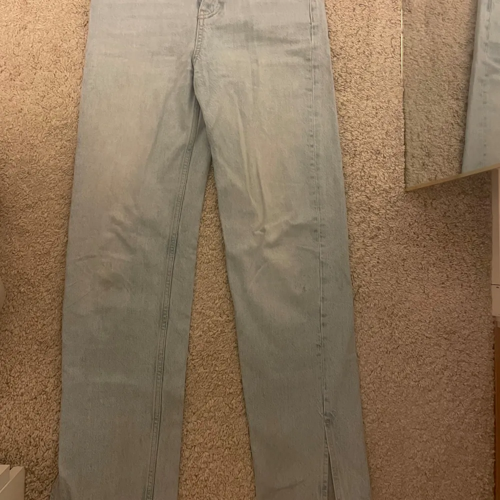 Snygga jeans ifrån gina tricot med raka ben, slit och högmidja. Bra skick bara lite smutsiga längts ner vid fötterna, kan tvätta vid önskan. Nypris 500kr💞. Farkut & Housut.