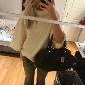 Marc Jacobs väska  - Väskan i mini modell som är så fint😍 Väskan är vintage men är fortfarande i jätte fint skick, nästan som ny. Skriv privat för fler frågor eller bilder🫶🏻 Jag möter upp i centrala Stockholm eller fraktas spårbar 📍