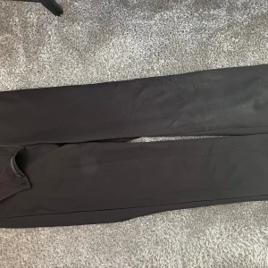 Byxor - Säljer ett par jättefina kostymbyxor från nelly i storlek M