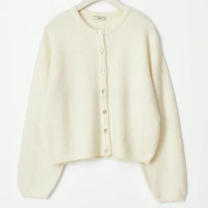 Vit kofta - Säljer en så snygg vit kofta från Gina Tricot! Endast använd 1 gång så den  är in princip helt ny🥰🥰