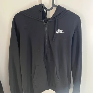 Hoodie - Säljer en jättefin zip hoodie från Nike i storlek M