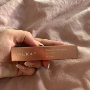 Hickap velvet gloss - Köpte deras kalender och säljer det jag inte har användning av billigare. Helt ny inte använd eller testad eller något då jag inte använder dessa Sminprodukter