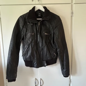 Skinnjacka  - Dam skinnjacka från Ellos. Jättefint skick, ett litet skav på ena armen. Storlek 38.  Nypris 1495kr. 