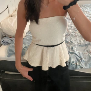 Gullig topp - Säljer min jättesöta topp som jag köpte i somras men inte fått användning av💕💕