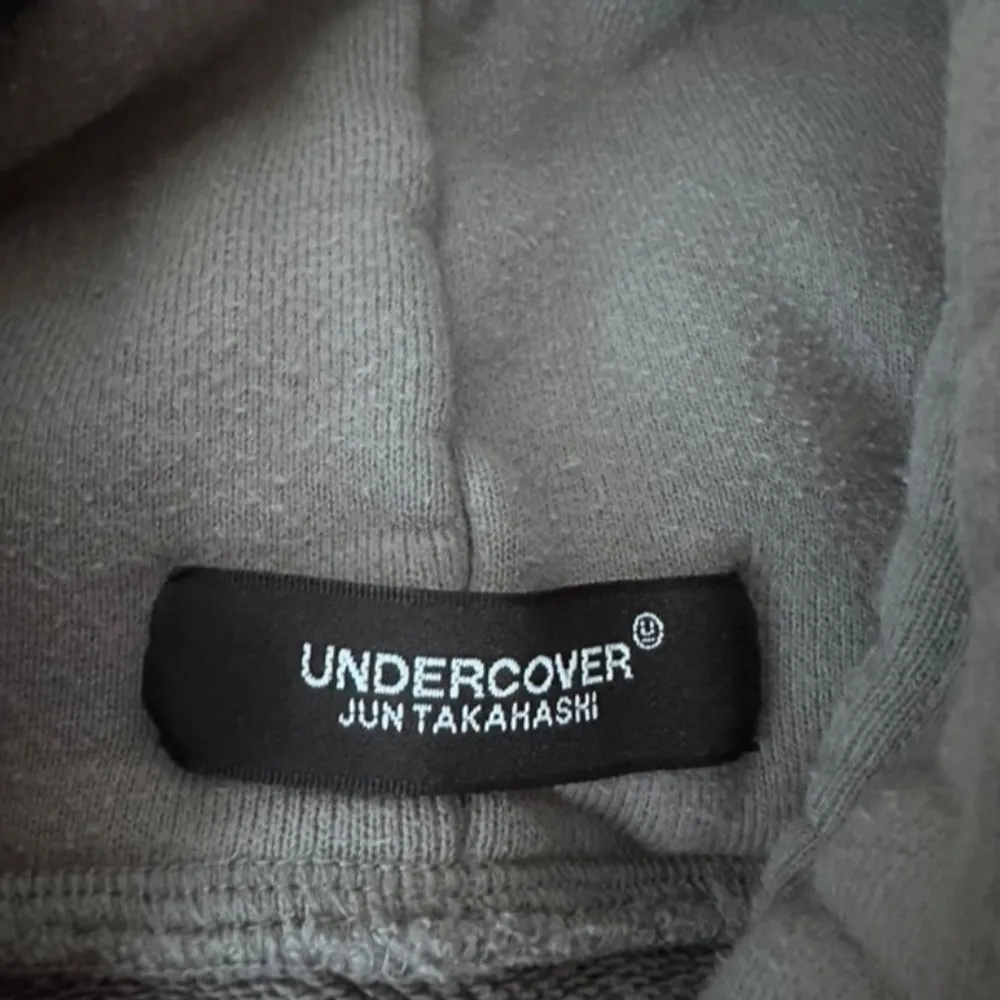 Authentic!! Storlek är M eller oversized S. Längd är 65 och den är 54cm bred. Inga flaws alls. Pris är inte fast. Hoodies.