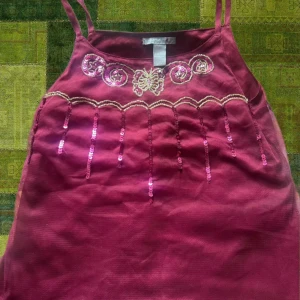 Vintage y2k cami top - i would recommend the shirt with someone with smaller chest bc its cery tight  smoke free and animal free home