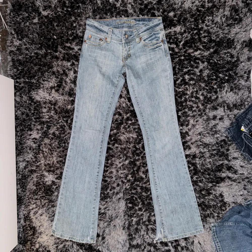 Sjuuukt snygga lowwaist vintage american eagle jeans i toppenskick!!  Innerben: 85cm Midja: 80 cm. Jeans & Byxor.