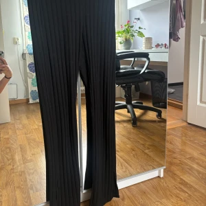 Utsvänga rullade tights  - Säljer dessa ribbade jättefina ”tights” från Gina tricot  Storlek xs funkar även på S. Är en M så lite tajta men de funkar precis 