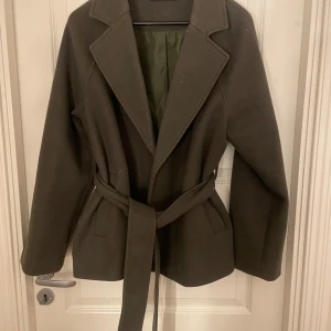 Grön kappa - Mörkgrön kappa från Gina Tricot, bra skick! Storlek S men passar mig som har M❤️ nypris: 699