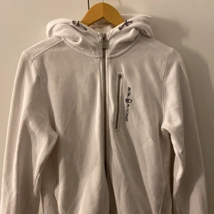 Sail racing huvtröja - Säljer denna sail racing zip up tröja då den inte kommer till användning, storlek 170 som passar Xs och S i bra skick, handtaget till dragkedjan på fickan har lossnat men går att stänga och öppna som vanligt💕