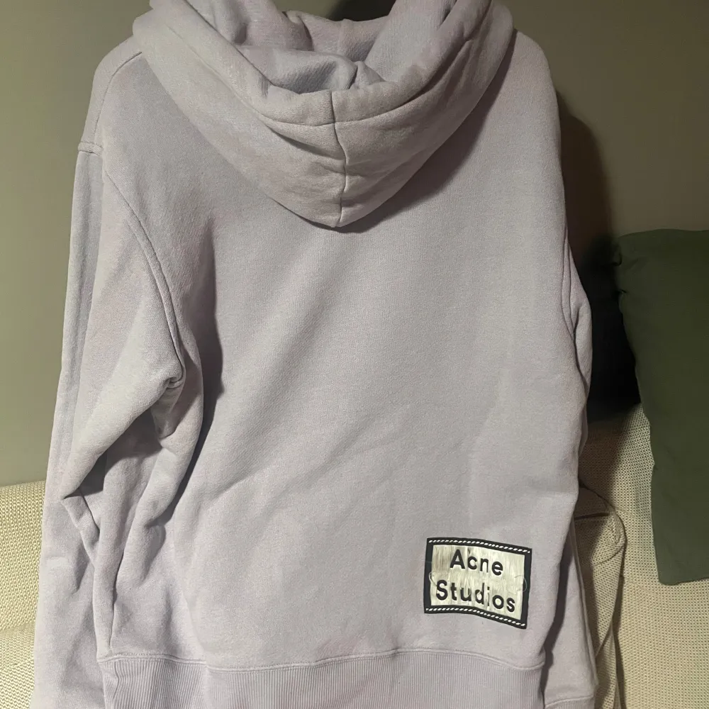 Äkta Acne hoodie, använd någon enstaka gång. Ny pris 3600kr. Hoodies.