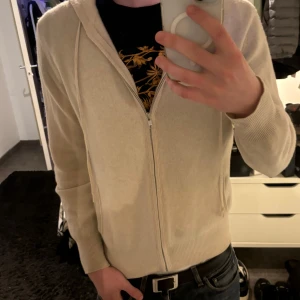 Soft goat Kashmir hoodie - Säljer denna riktigt sköna kashmir hoodie från soft goat som passar perfekt för hösten. Storleken är M men passar även S. Hör av vid frågor.