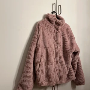 Fluffig jacka - Säljer oanvänd  fluffig jacka ifrån New Yorker. Stl S. Hör av er vid frågor!