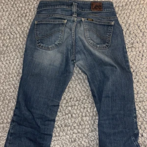 Lowwaist vintage - Super snygga Lee byxor, lowwaist bootcut. Säljer dem då de är för stora på mig tyvärr och orkar inte vänta tills jag växer in i dom så säljer de nu.  Storlek: S-XS