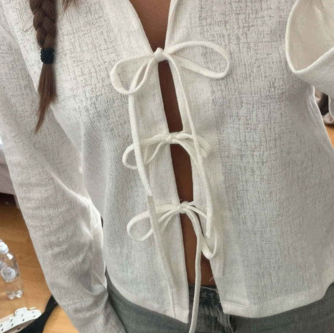 Vit blus med knytning - 91