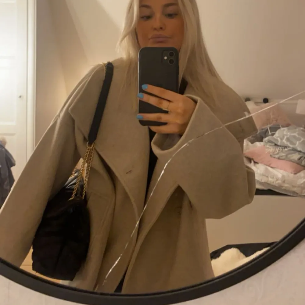 Kort kappa från nakd!! Beige och bra i skick 💕🙏🏼 kostar 999kr nypris säljer min för 650🤍🤍🤍. Jackor.