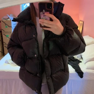 Svart kort Dunjacka  - Väldigt varm o skön dunjacka från H&M köpt för ca ett år sedan. Väldigt sparsamt använd så den är i nyskick!! Skickar gärna fler bilder privat om de önskas🫶🤩🙌🏼storlek S men passar mig som oftast har M i jackor etc. 