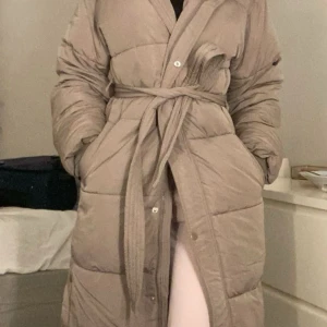 Vinterjacka nelly - Super fin och varm vinterjacka i storlek xxs passar även upp till storlek S, använd i gott skick. Möts upp och kan även frakta! (Du står för frakten)