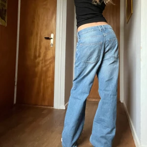 Baggy jeans - Säljer ett par galet snygga baggy jeans!!! Sitter så snyggt på😍😍 men måste sälja då de tyvär inte är min stil längre😪 Midjemått: 40cm Innerbenslängd: 70cm Ytterbenslängd: 103cm Vid fler frågor eller undringar skriv privat❤️❤️ 