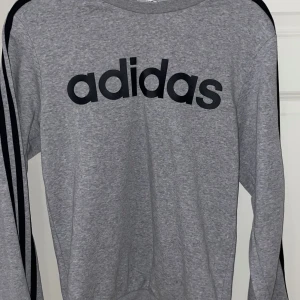 Adidas tröja  - Säljer min adidas tröja på grund av att den inte kommer till användning längre💕 Den är köpt för 400kr men kan tänka mig att gå ner i pris💖