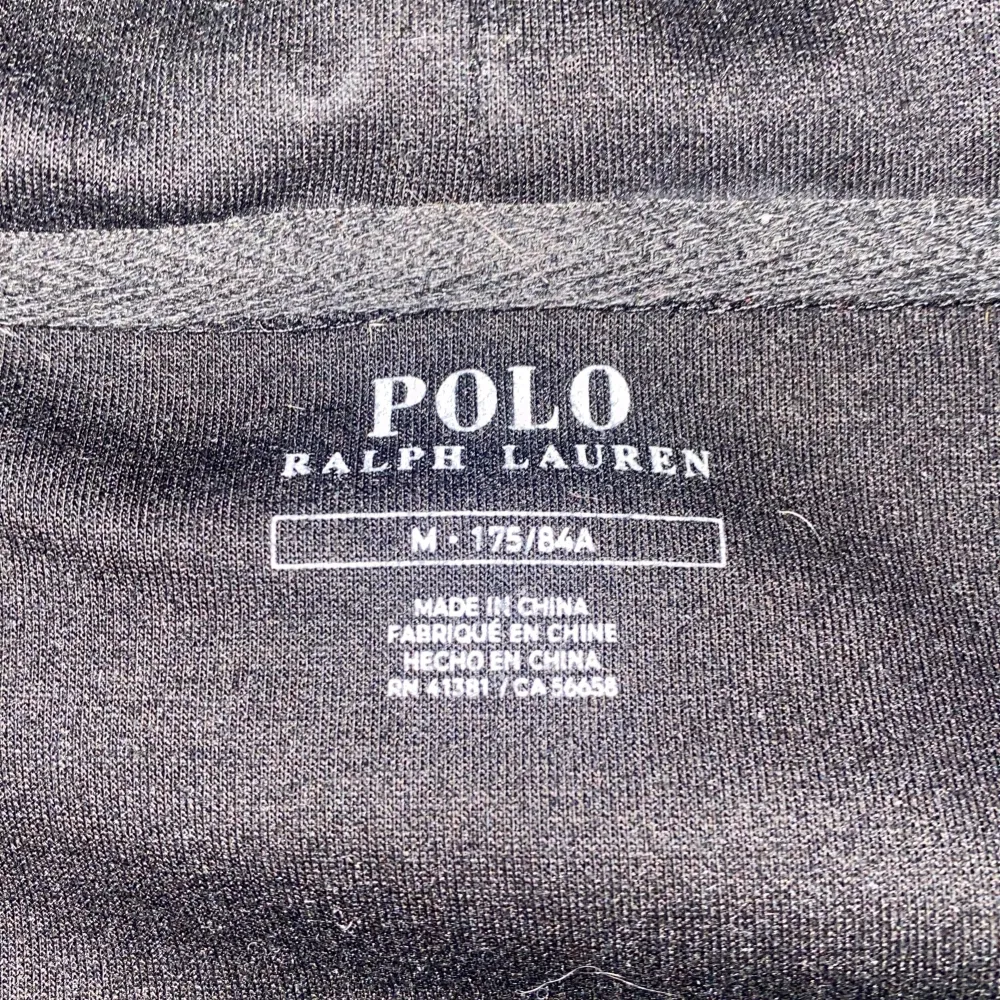 Säljer min snygga ralph lauren hoodie. För 899kr pris kan diskuteras vid snabb affär . Säljer på grund av att jag har tröttnat på den. Skick 9/10 inga defekter alls. 😁. Hoodies.