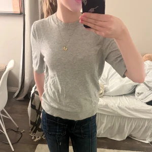 Stickad T-shirt  - Stickad t-shirt, högst använd 5 gånger💕