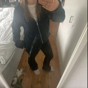 Zip hoodie  - Säljer denna skit snygga zip hoodien från Bikbok då den inte kommer till användning💕 Den är som ny, nypris: 499kr