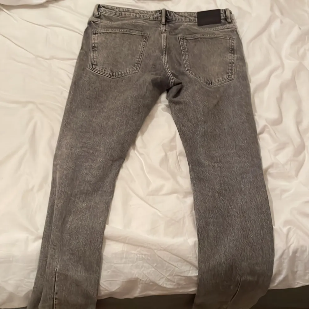 34 Waist och 32 längd på dessa sköna jeans 9/10 i skick, blivit tväddade 1 gång Nypris: 1400kr. Jeans & Byxor.