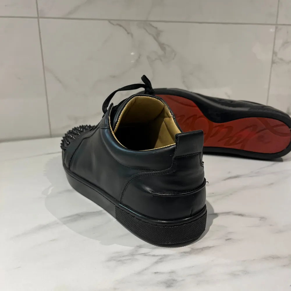 Hej, säljer dessa Louboutin skorna, skick 9/10 använda 2-5 gånger max, storlek 44/45, materialet är läder/skin . Skor.