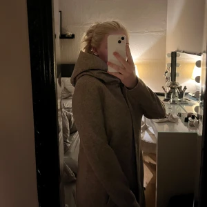 Kappa  - Super skön och mysigt kappa,håller värmen och sitter perfekt.Verkligen skönt material. Hör av er om fler frågor🩷