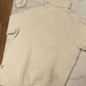 Krämvit turtleneck - Nyskick. Endast en liten prick vid ärmen (vet inte hur), men som förmodligen går bort i tvätten. Sitter bra inte för löst inte för tight. Perfekt nu till vintern/hösten. Fin krämvit färg som är svår att hitta. Passar M och S.