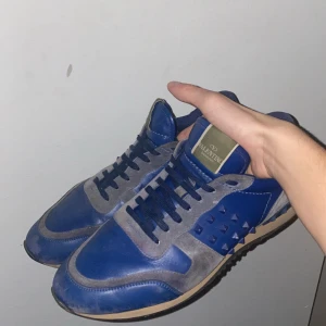 Valentino Rockrunners - Ett par Blå Valentino rockrunners, ingen box medföljer, skick 7/10 Pris 1800