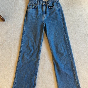 Raka blå jeans - Säljer mina jeans då de inte kommer till användning längre. Jag är 158cm. - storlek 34 - högmidja jeans - lite tajta i midjan - frasiga vid anklarna (de ska vara så) - inga skador/hål  Köparen står för frakten  Har ni frågor så är det bara att skriva