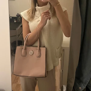 Rosa handväska - Jätte söt rosa vintage väska<3