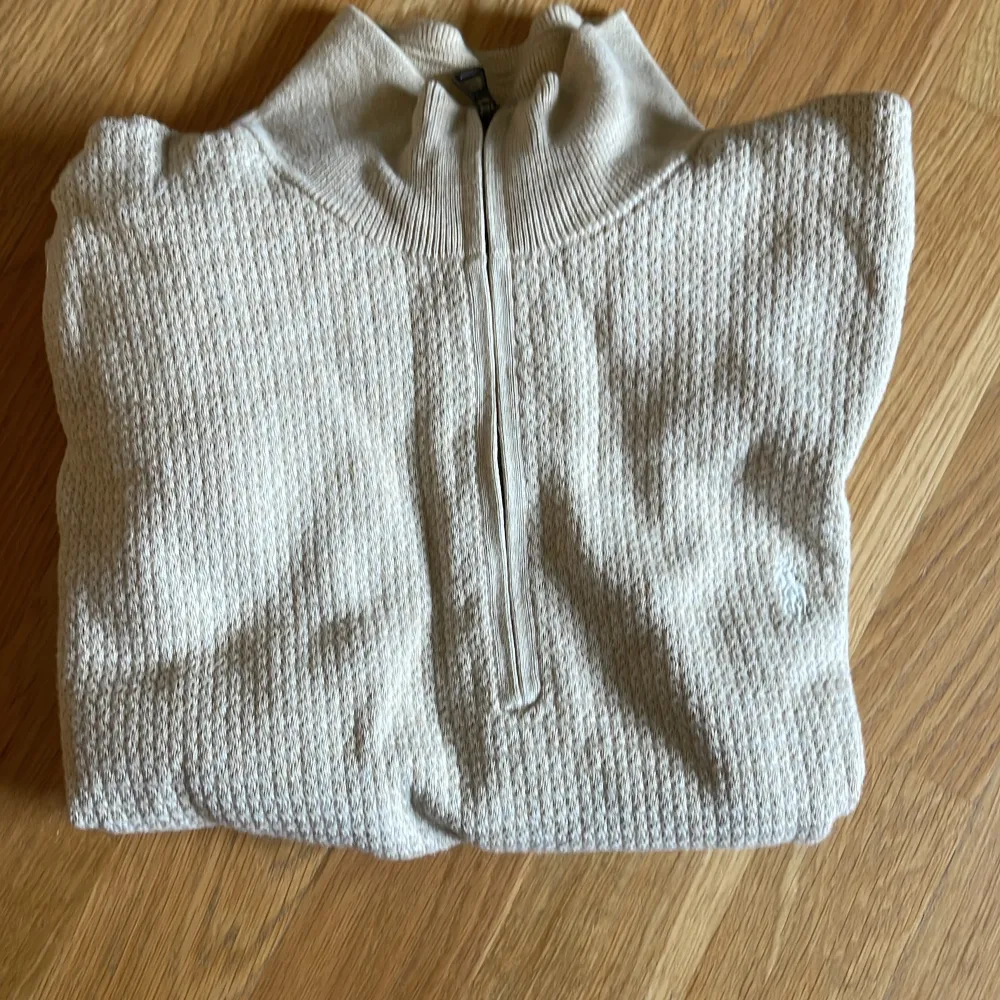 Snygg halv zip från Ralph Lauren i en schysst ljusbeige/kitt färg. Perfekt till det mesta. Tröjan är i oerhört bra skick. Knappt använd.. Stickat.